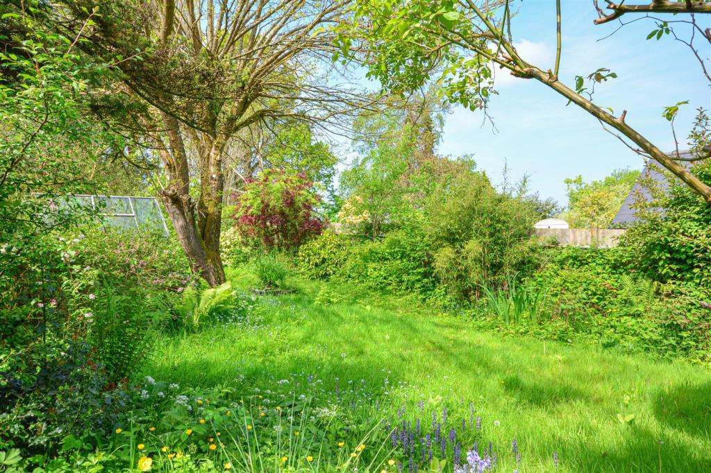 Lot: 122 - DETACHED COLT BUNGALOW WITH POTENTIAL - Garden